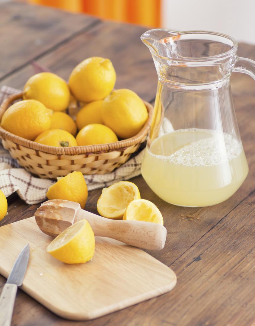 Poznato je od davnina da limun obiluje vitaminom C, ali i mnogim drugim, za naše zdravlje, korisnim nutrijentima. Štiti od mnogih bolesti i kao superhrana jedna je od najkorisnijih namirnica koje nam je priroda "darovala".
