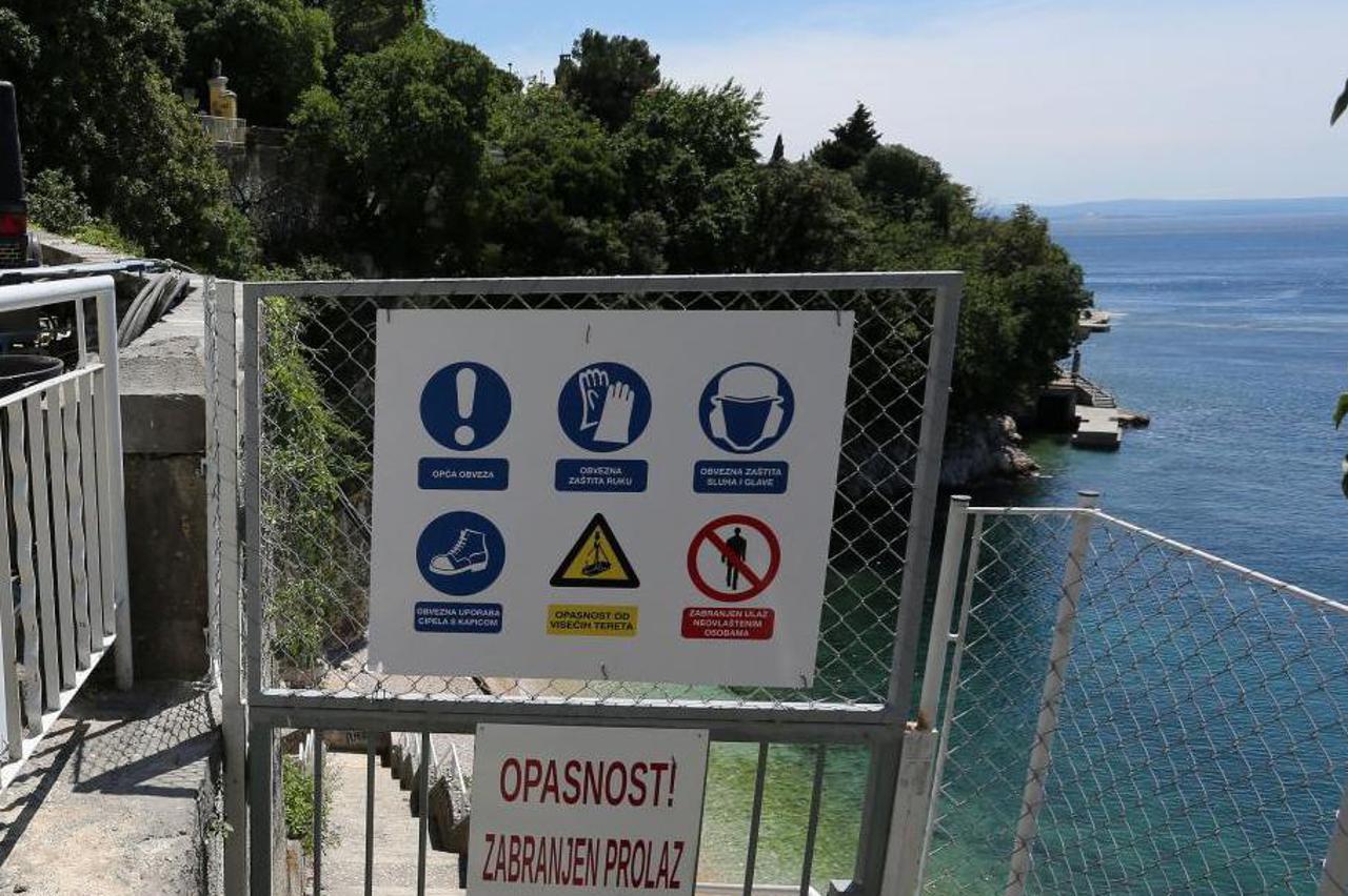 Rijeka: Započeli radovi na gradskoj plaži Sablićevo, kupači dolaze unatoč zabrani pristupa