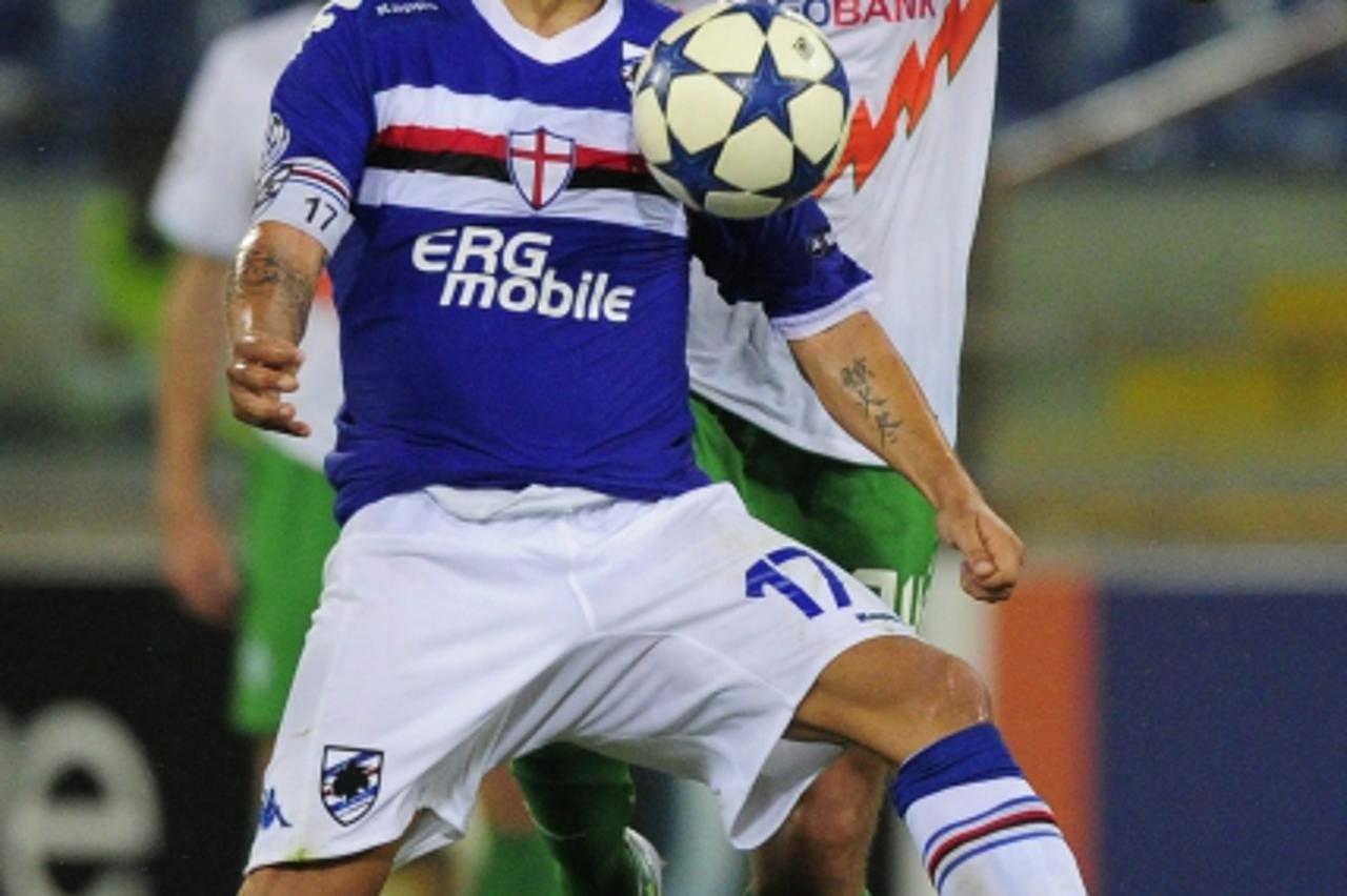 \'Sampdoria\'s Angelo Palomba (L) fights for the ball with Werder Bremen\'s Claudio Pizzaro during their Champion\'s League play-off round second leg football match at the Luigi Ferrari Stadium on Aug