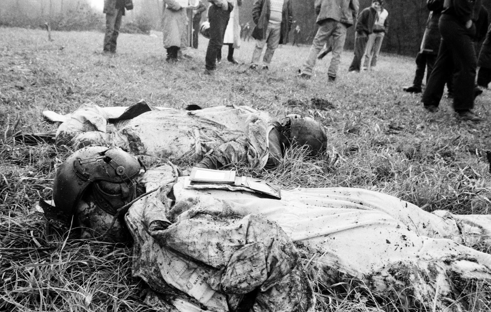 U napadu MiG-a 21 poginula su četiri pripadnika misije iz Italije i jedan iz Francuske. Nakon što je njihov helikopter pogođen raketom, pretvorio se u zapaljenu
buktinju i srušio se na tlo, a tijela su poginulih razbacana po ledini