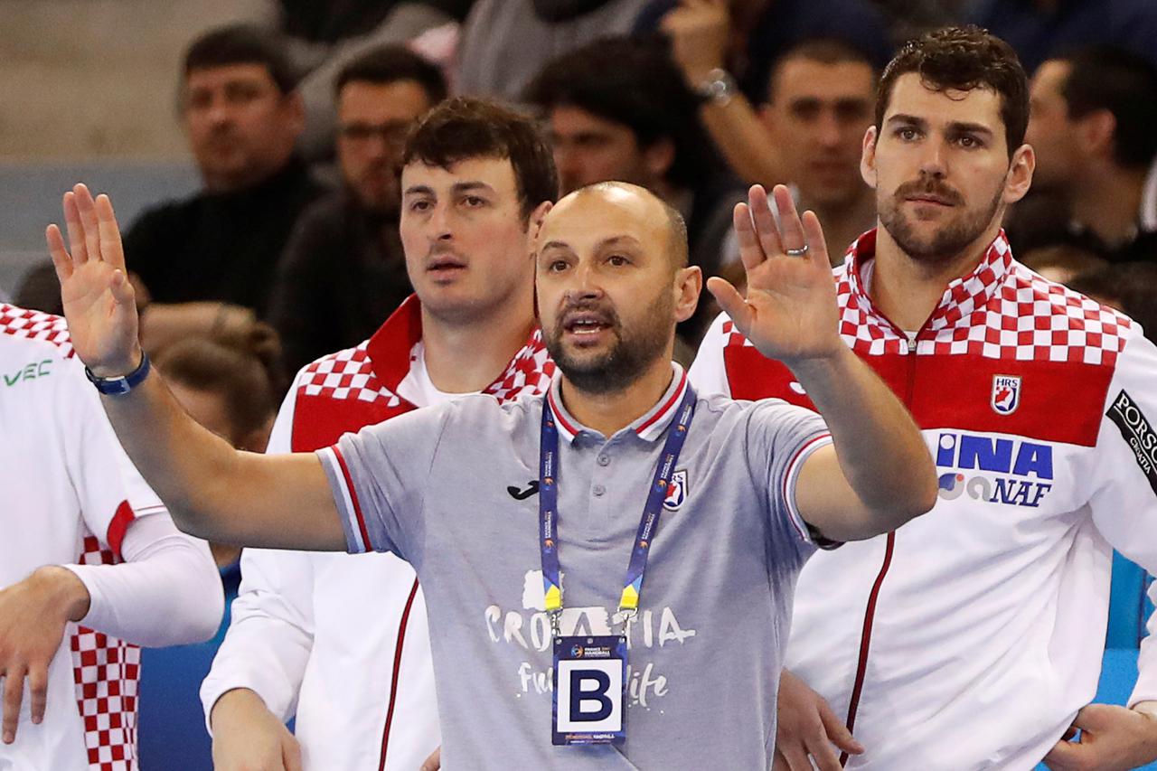 Men's Handball - Croatia v Chile - 2017 Men's World Championship Main Round - Group C -  Kindarena in Rouen, France - 18/01/17 - Croatia's head coach Zeljko Babic reacts.   REUTERS/Charles Platiau