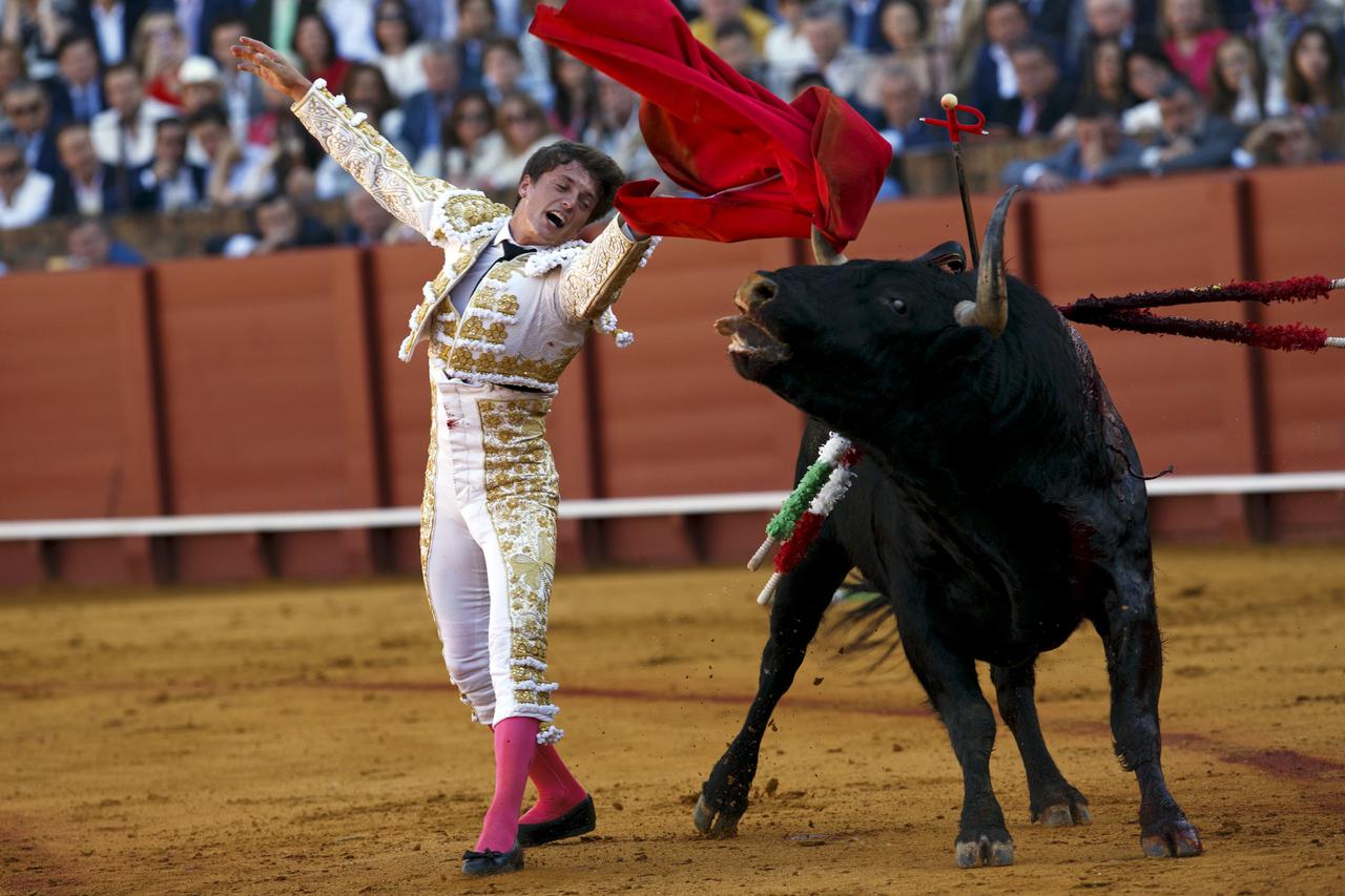 Spanish matador Lama de Gongora drives a sword into a bull to kill it during a bullfight at The Maestranza bullring in the Andalusian capital of Seville, southern Spain April 18, 2015.  REUTERS/Marcelo del Pozo