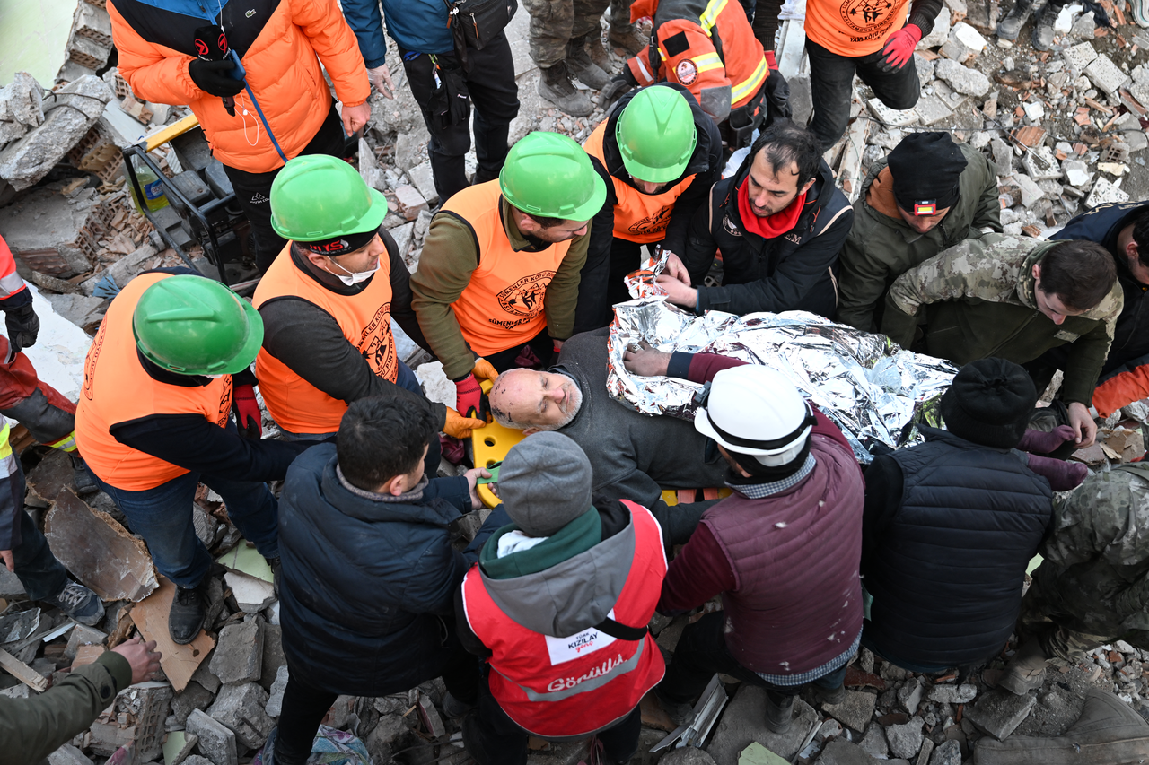 Spašavanje žrtve potresa u Turskoj