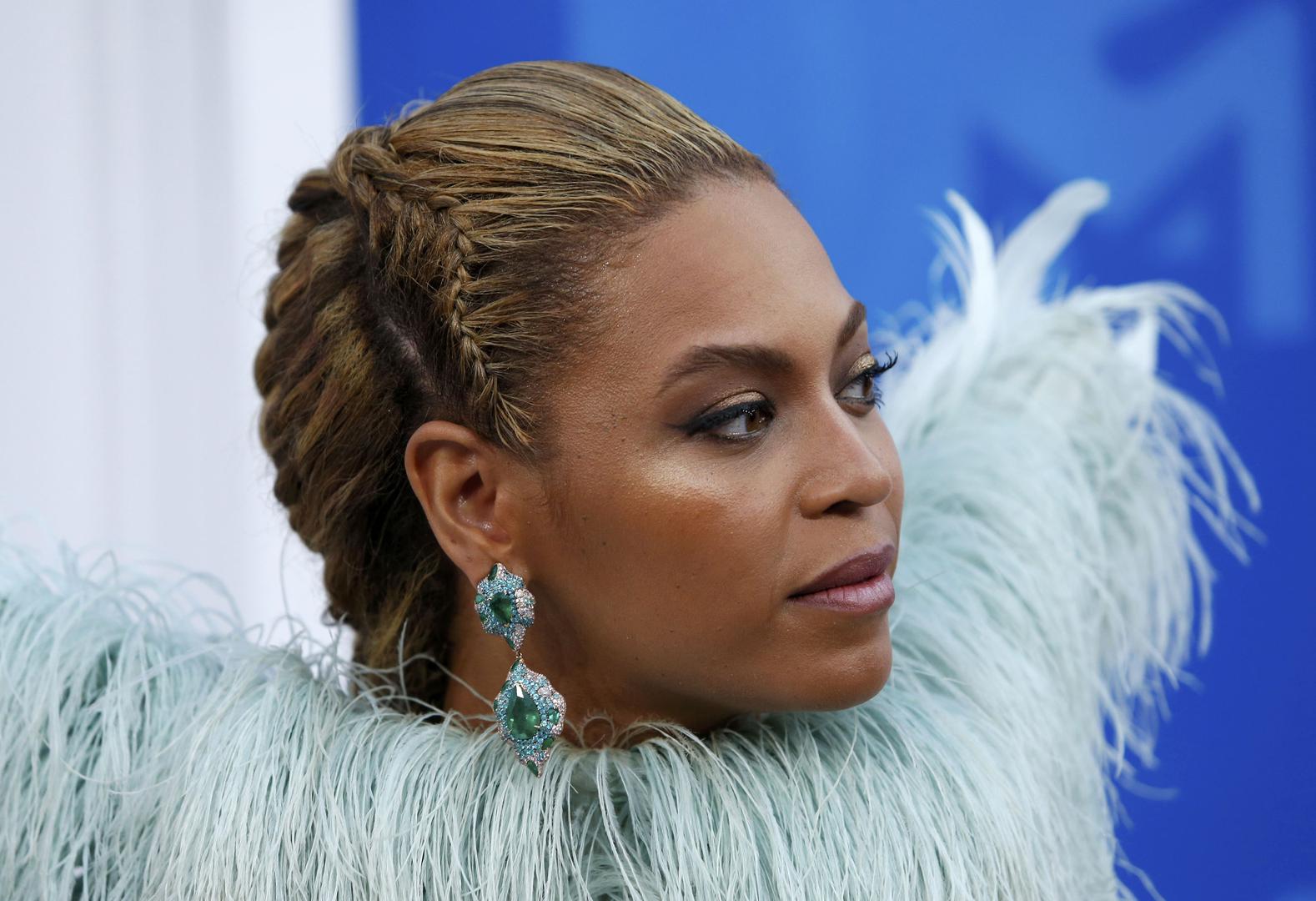 Sa 105 milijuna dolara, koje je zaradila u zadnjih godinu dana, američka R&B pjevačica Beyonce osigurala je prvo mjesto na ovogodišnjem Forbesovu popisu stotinu najbolje plaćenih glazbenica na svjetskoj razini. 