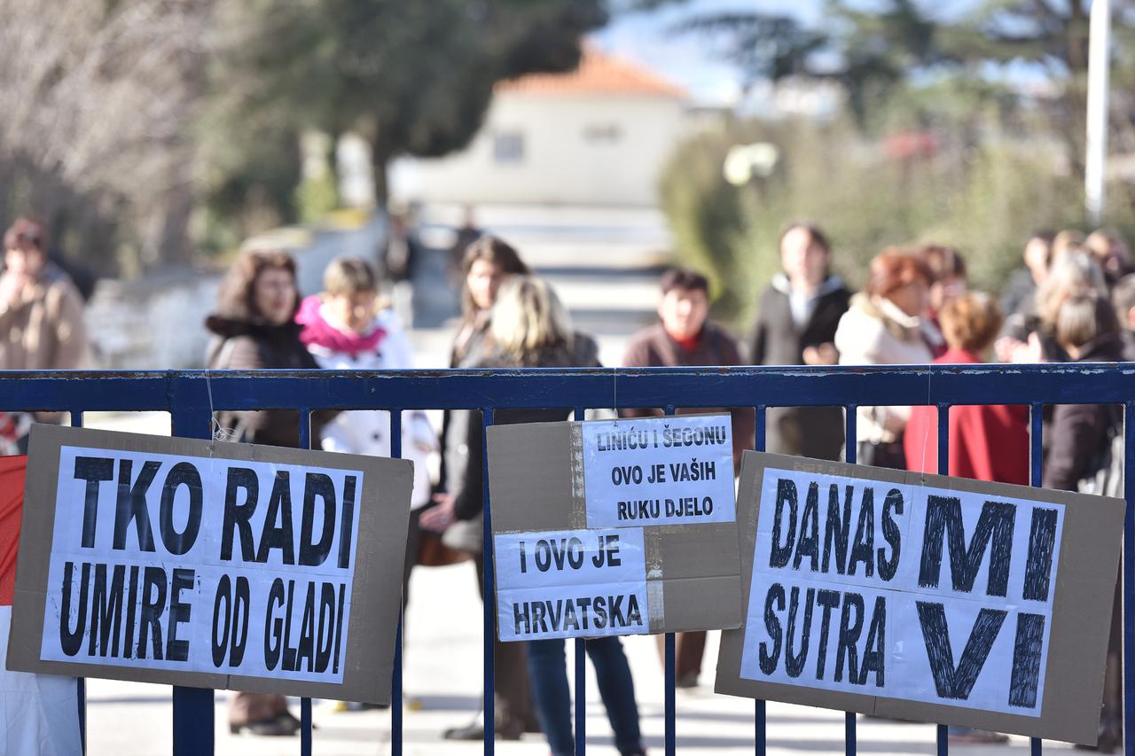 27.02.2015., Zadar - Prosvjed radnica Adrie, koje su jutros blokirale ulaz u tvornicu stecajnom upravitelju.