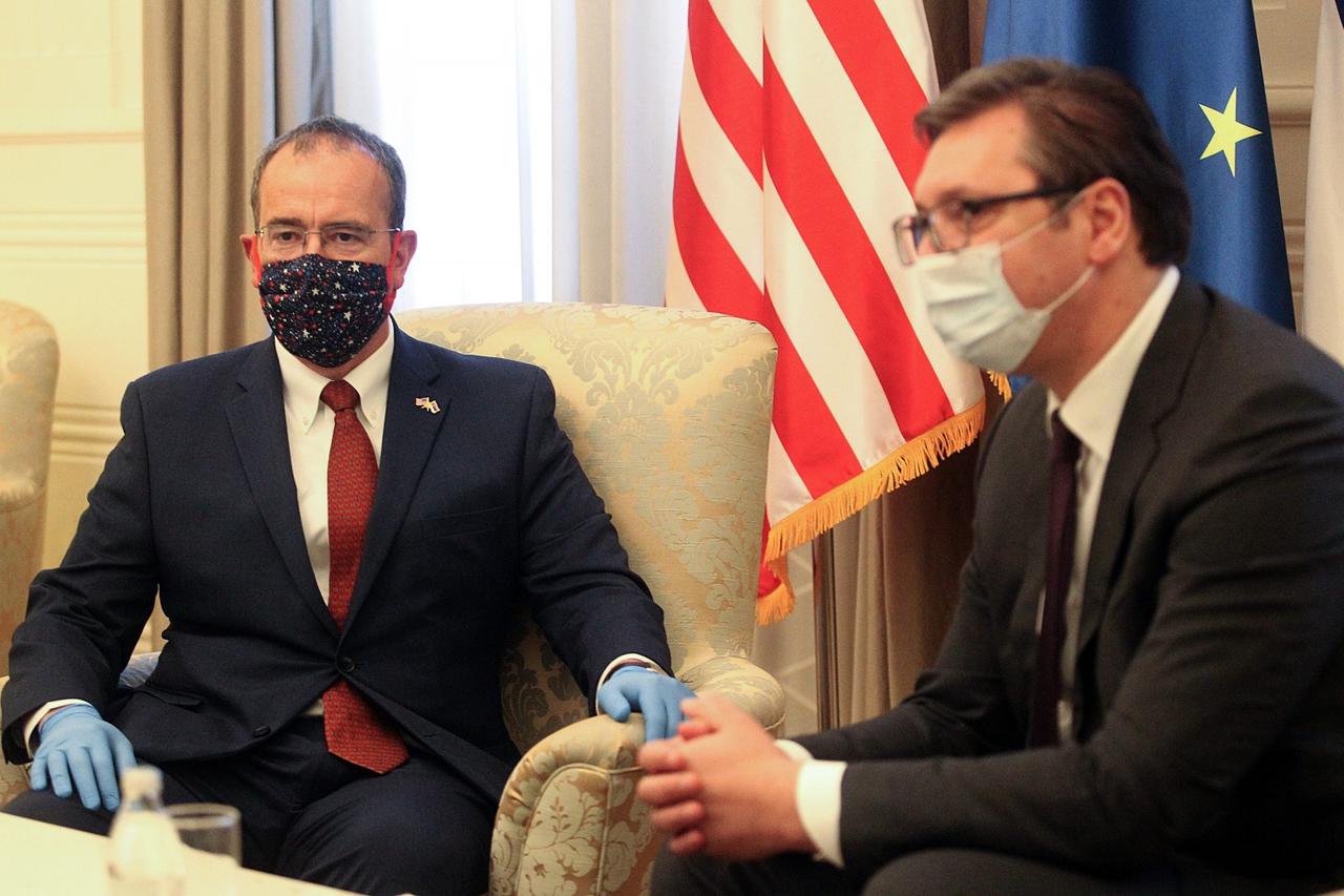 Beograd: Aleksandar Vučić i veleposlanik SAD-a oboje na sastanku nosili zaštitne maske