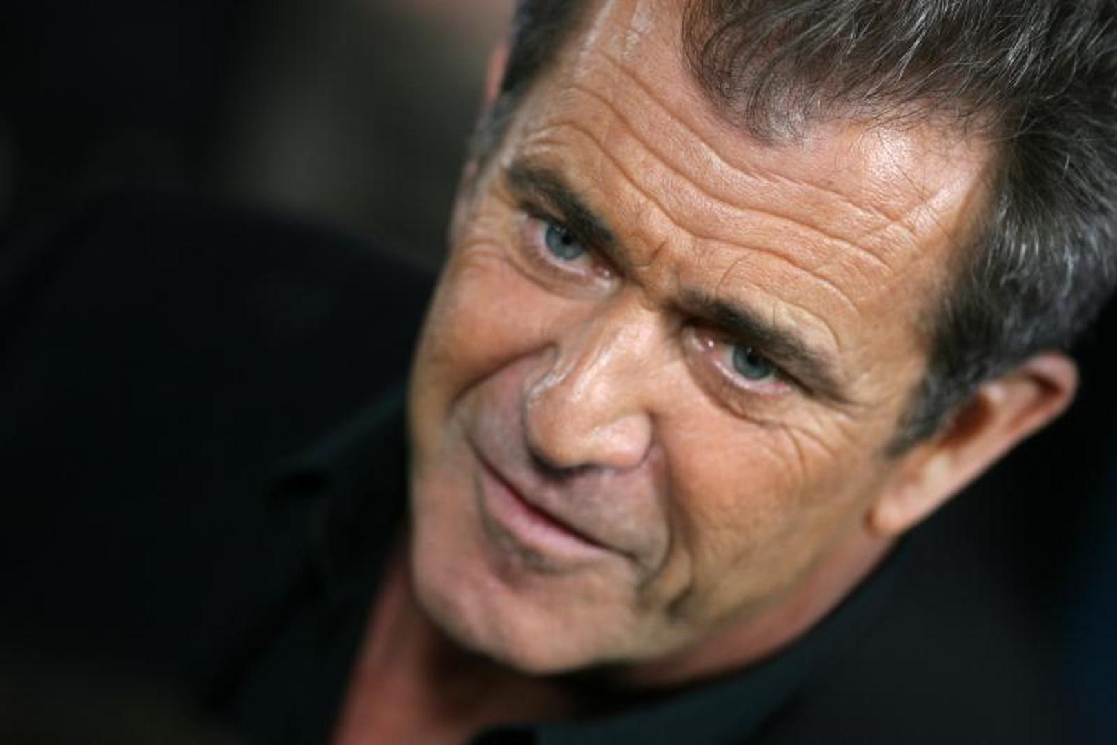 Nakon niza žena, titulu najljepše osobe 1996. godine uzeo je glumac Mel Gibson.