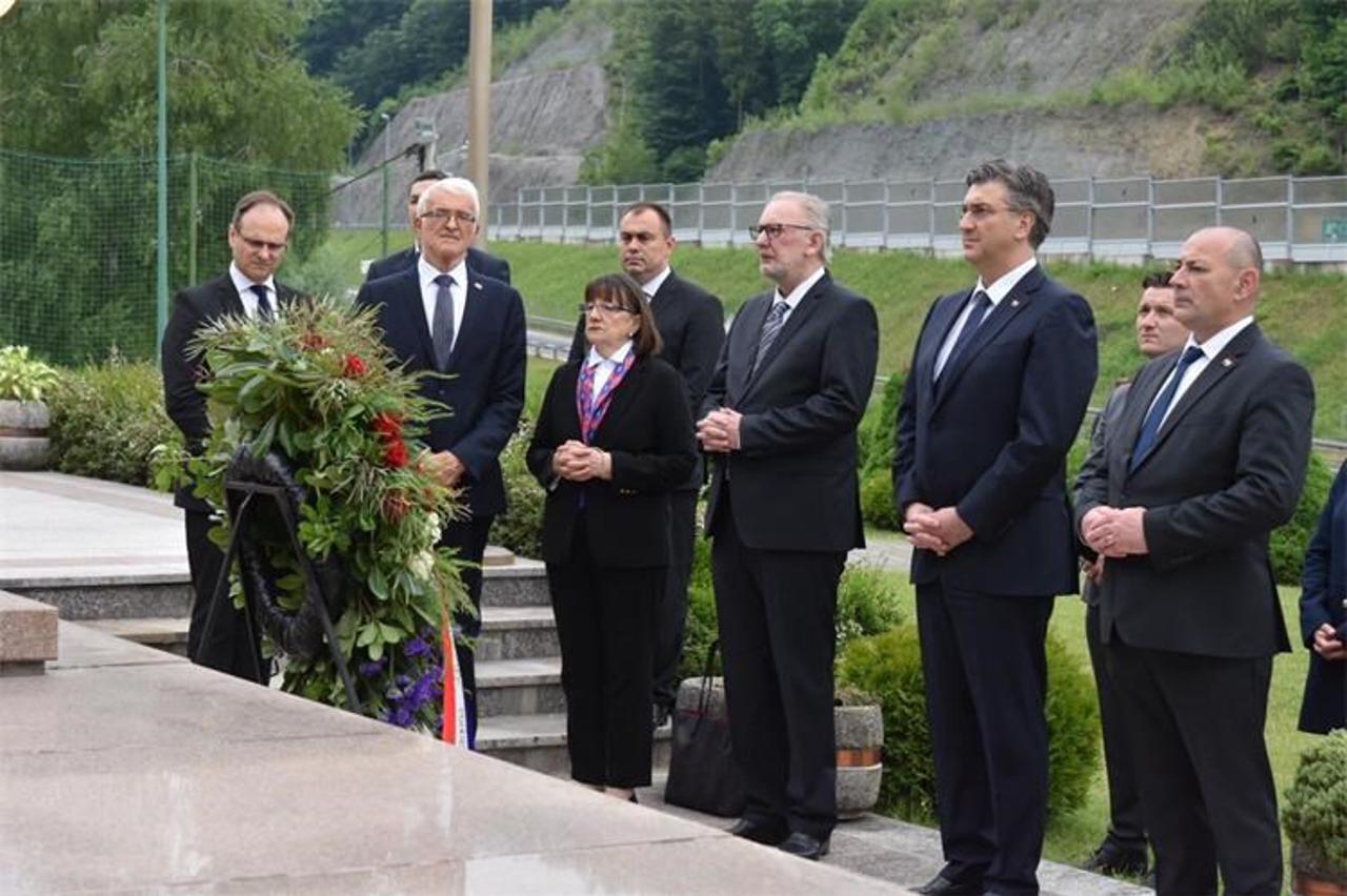 Polaganje vijenaca za bleiburške žrtve na groblju Dobrova kod Maribora