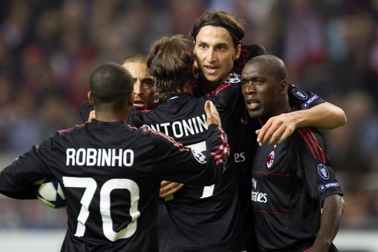 \'AC Milan\'s Zlatan Ibrahimovic (C) and Clarence Seedorf (R) celebrate a goal against Ajax Amsterdam during their Champions League Group G soccer match in Amsterdam September 28, 2010. REUTERS/Toussa