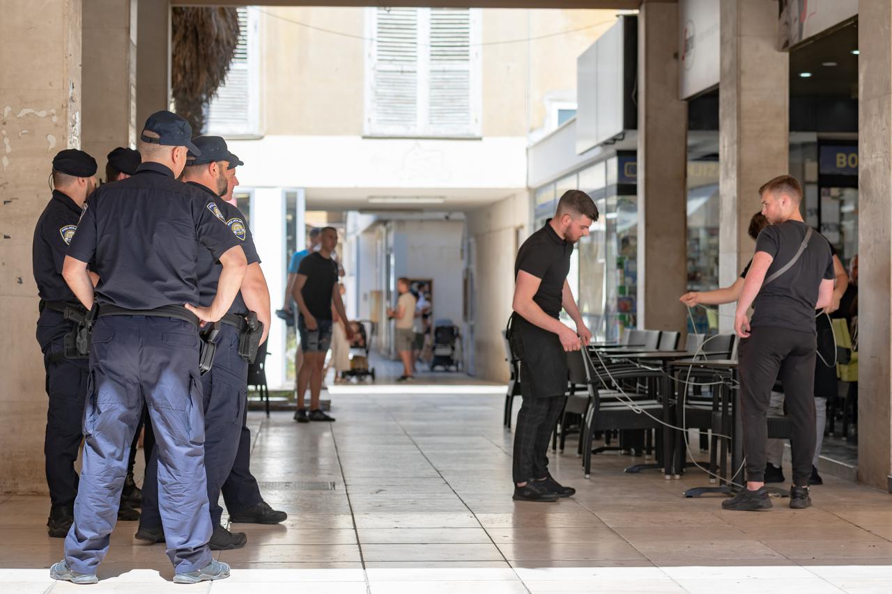 Zadar: Policija intervenirala u kafiću na Kalelargi gdje je uklonjena terasa