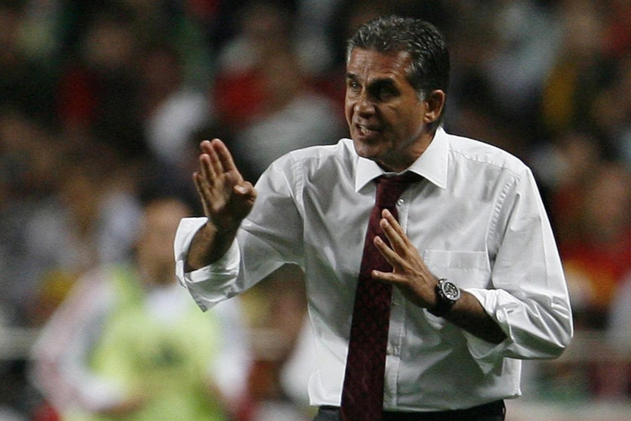 'Portugal\'s coach Carlos Queiroz gestures during their 2010 World Cup qualifying soccer match against Hungary at Luz stadium in Lisbon October 10, 2009     REUTERS/Marcos Borga (PORTUGAL SPORT SOCCER