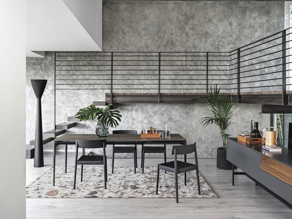 SILHOUETTE stol na razvlačenje sa sofisticiranim minimalističkim dizajnom, mekim zaobljenim rubovima i vitkim okvirom obloženim aluminijem