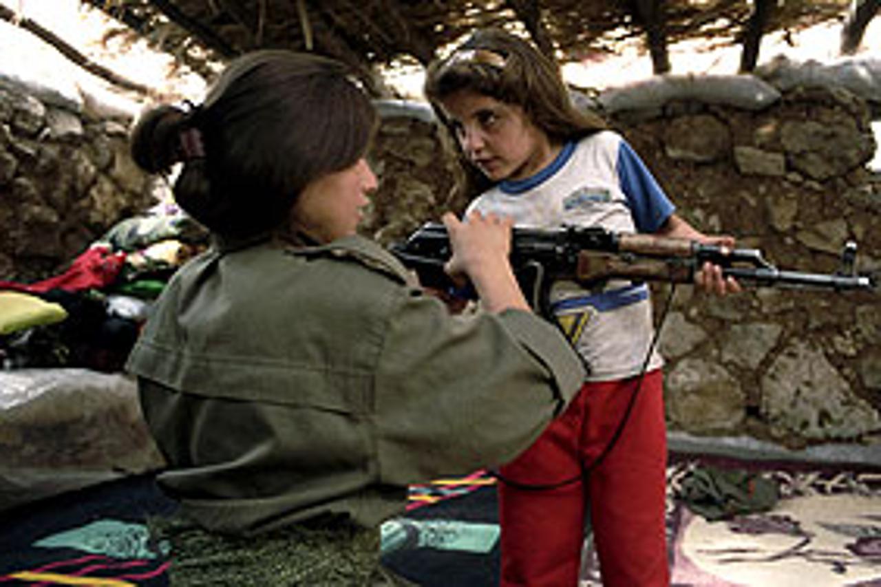 Anastasia je snimila PKK-ovku Safak koja pokazuje svojoj sestri Ashti, koju vidi prvi put u životu, kako da drži kalašnjikov