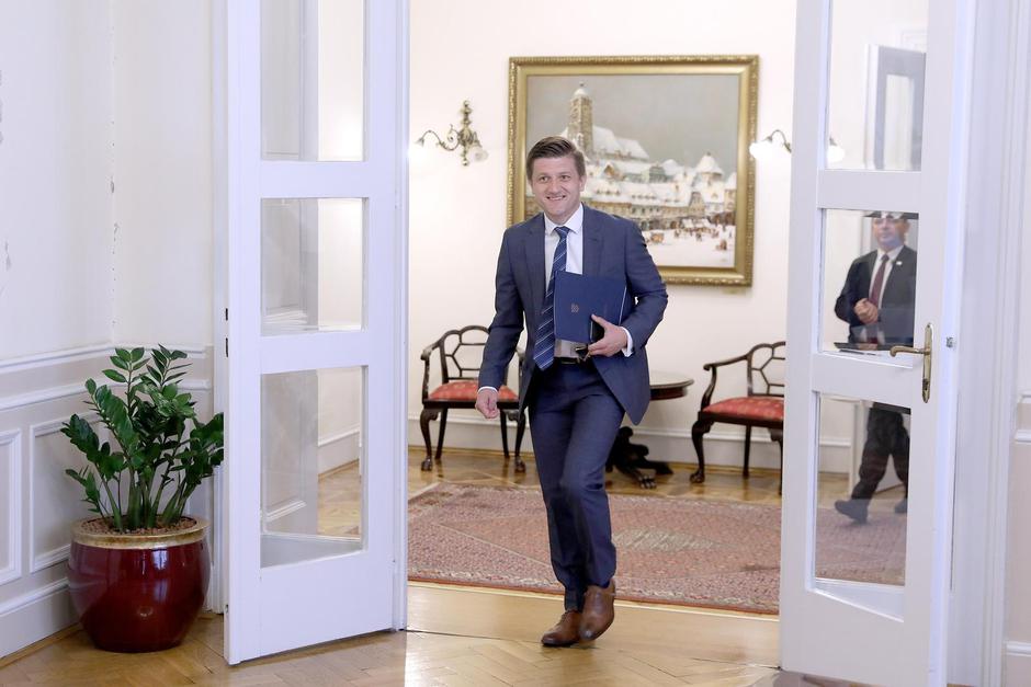 Bivši ministar Marić odlazi sa sastanka na kojem je imenovan novi ministar