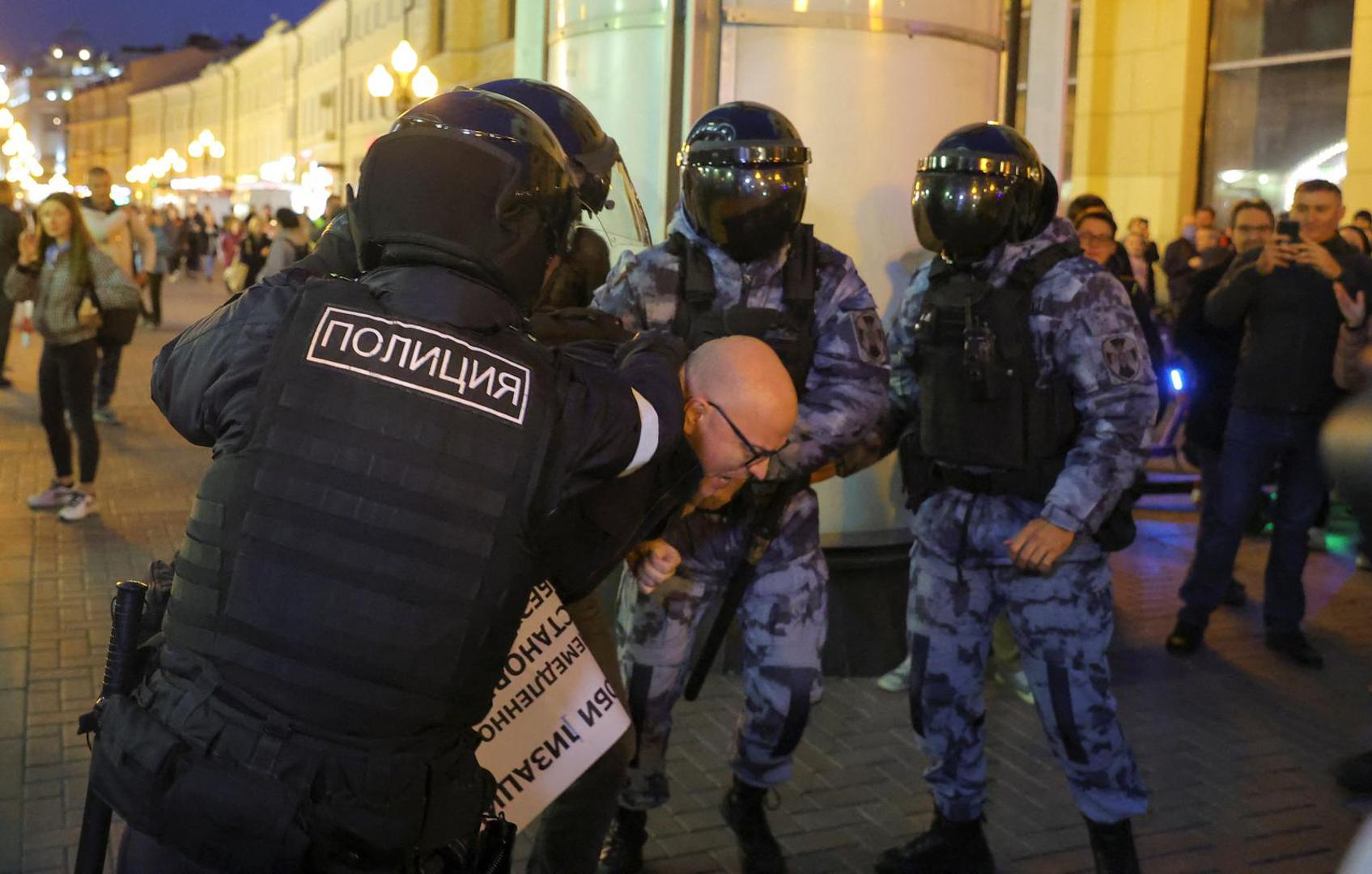 Russian police officers detain a participant during an unsanctioned rally, after opposition activists called for street protests against the mobilisation of reservists ordered by President Vladimir Putin, in Moscow, Russia September 21, 2022. REUTERS/REUTERS PHOTOGRAPHER Photo: Reuters Photographer/REUTERS