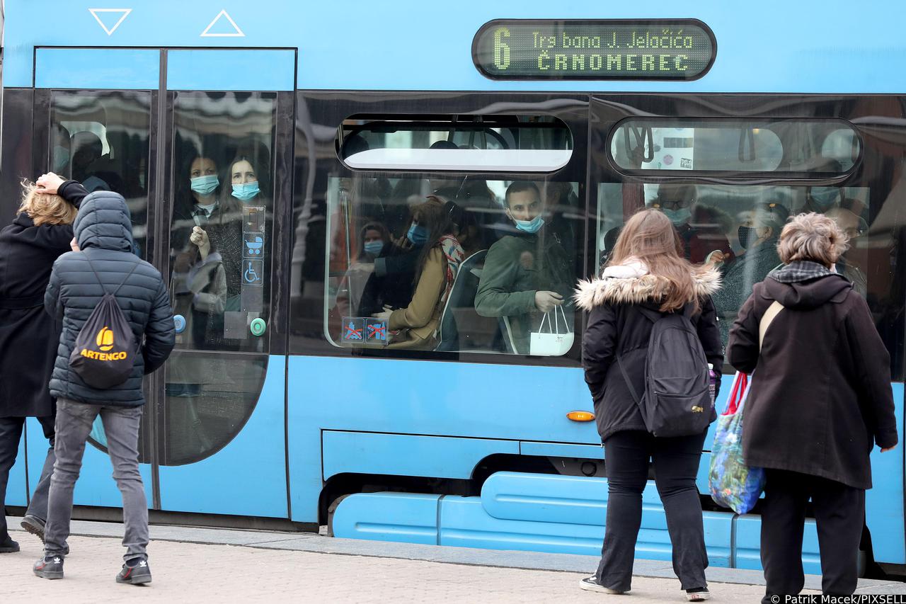 Zagreb: Sve veće gužve u tramvajima zbog smanjenog broja polazaka u tramvajskom i autobusnom prometu