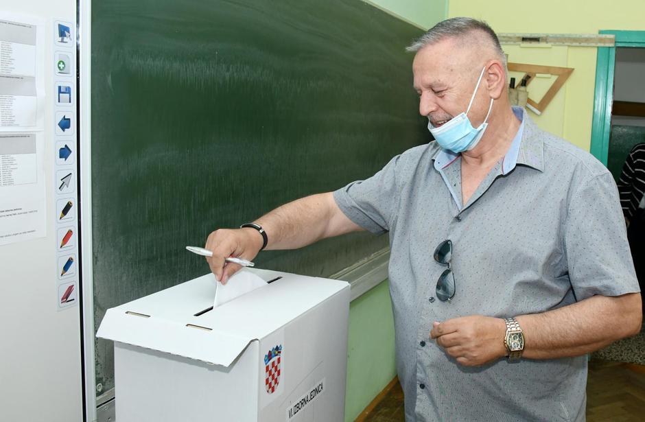 Sisak: Davorko Vidović  na glasovanje  došao u pratnji supruge