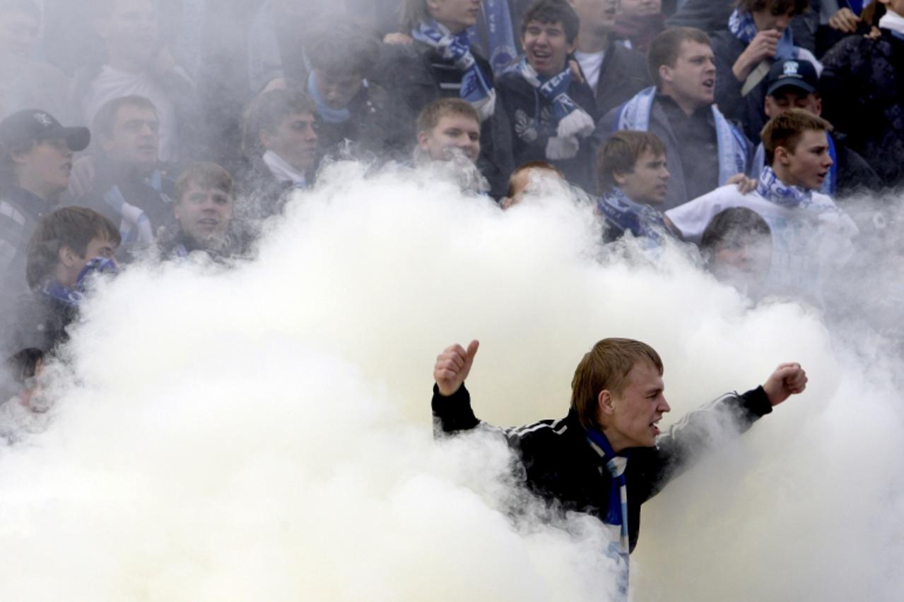 'Zenit St. Petersburg fans burn attend the Russian Premier League soccer match against CSKA Moscow in St.Petersburg, September 21, 2008. REUTERS/ Alexander Demianchuk (RUSSIA)'