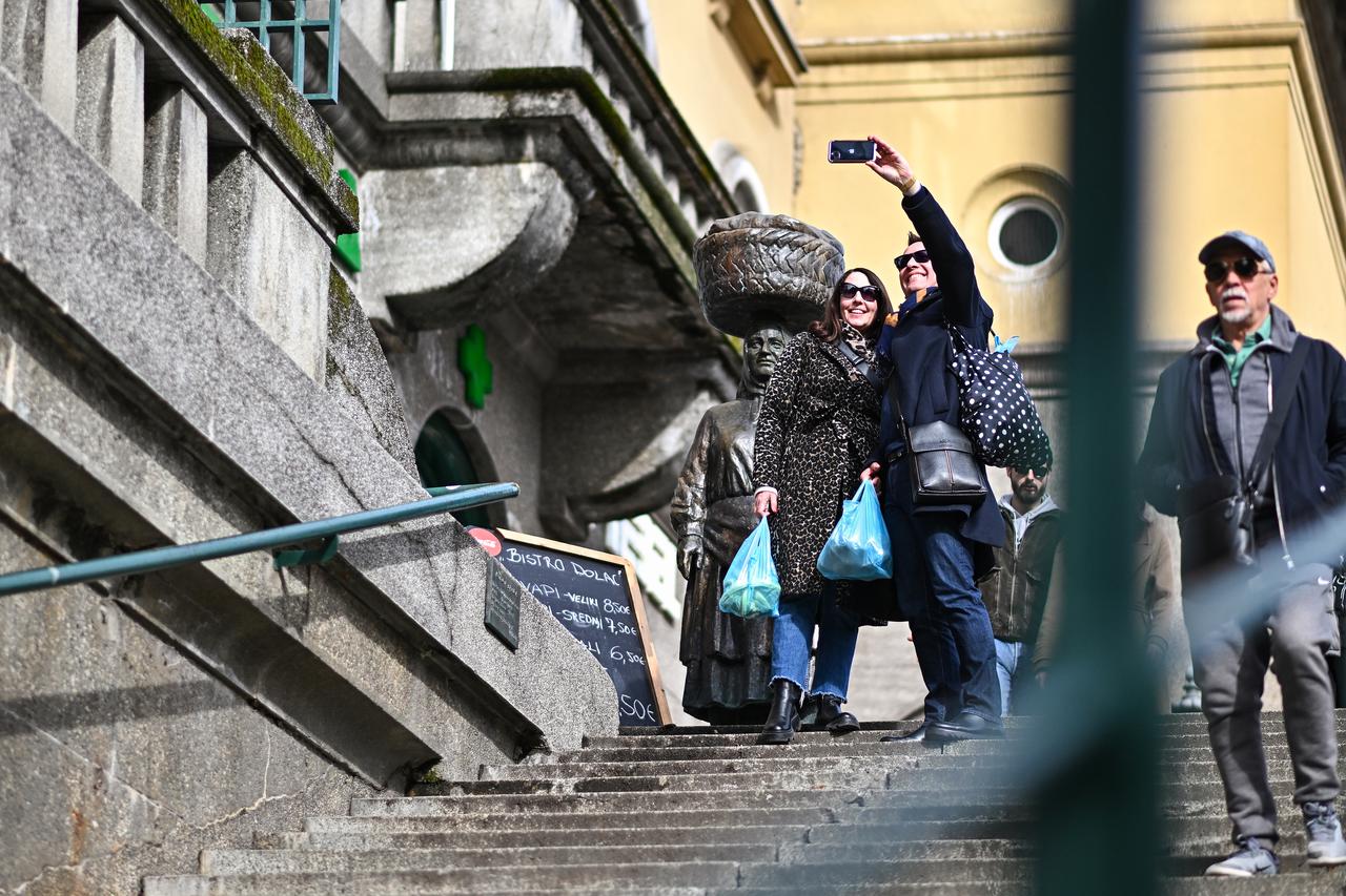 Zagreb: Građani proveli jutro u kupnji na tržnici Dolac i Splavnici