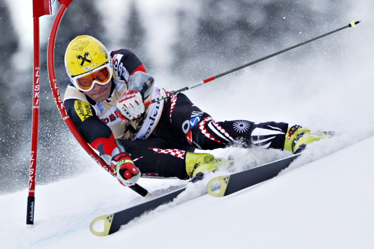 'Ivica Kostelic of Croatia clears a gate during the first run of the men\'s alpine skiing World Cup giant slalom race in Adelboden January 7, 2012. REUTERS/Ruben Sprich (SWITZERLAND - Tags: SPORT SKII