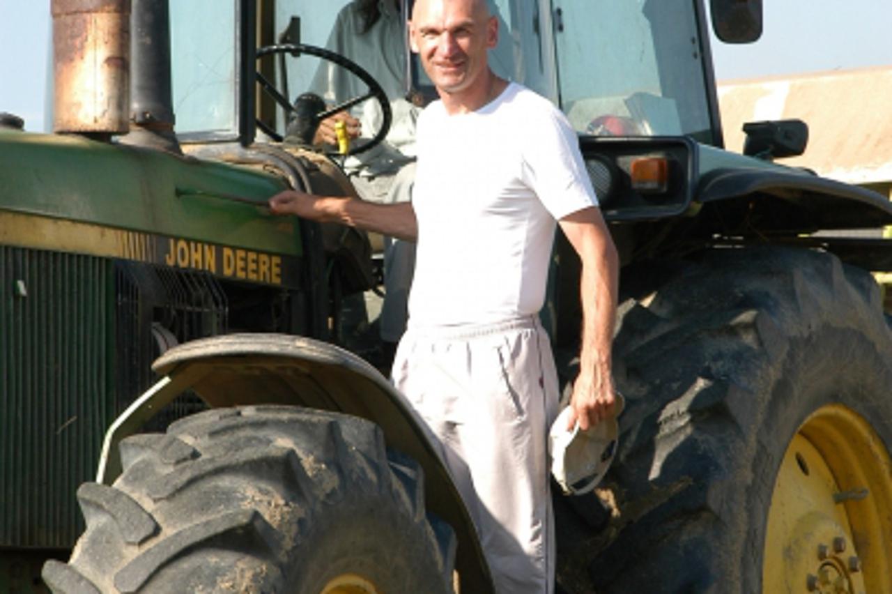 'Nedjelja-Slobostina-13.08.2009. Zeljko Mavrovic na traktoru'