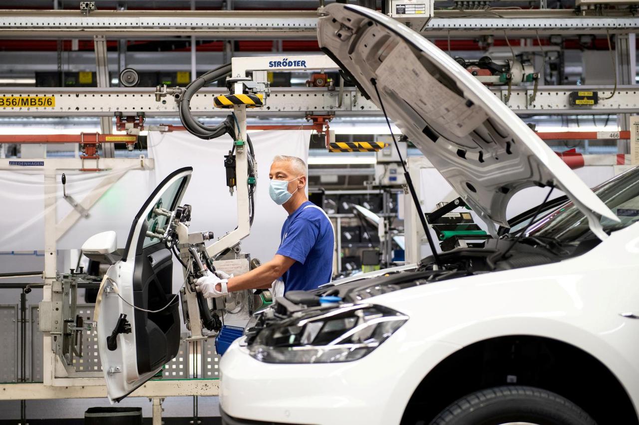 FILE PHOTO: VW re-starts Europe's largest car factory after coronavirus shutdown