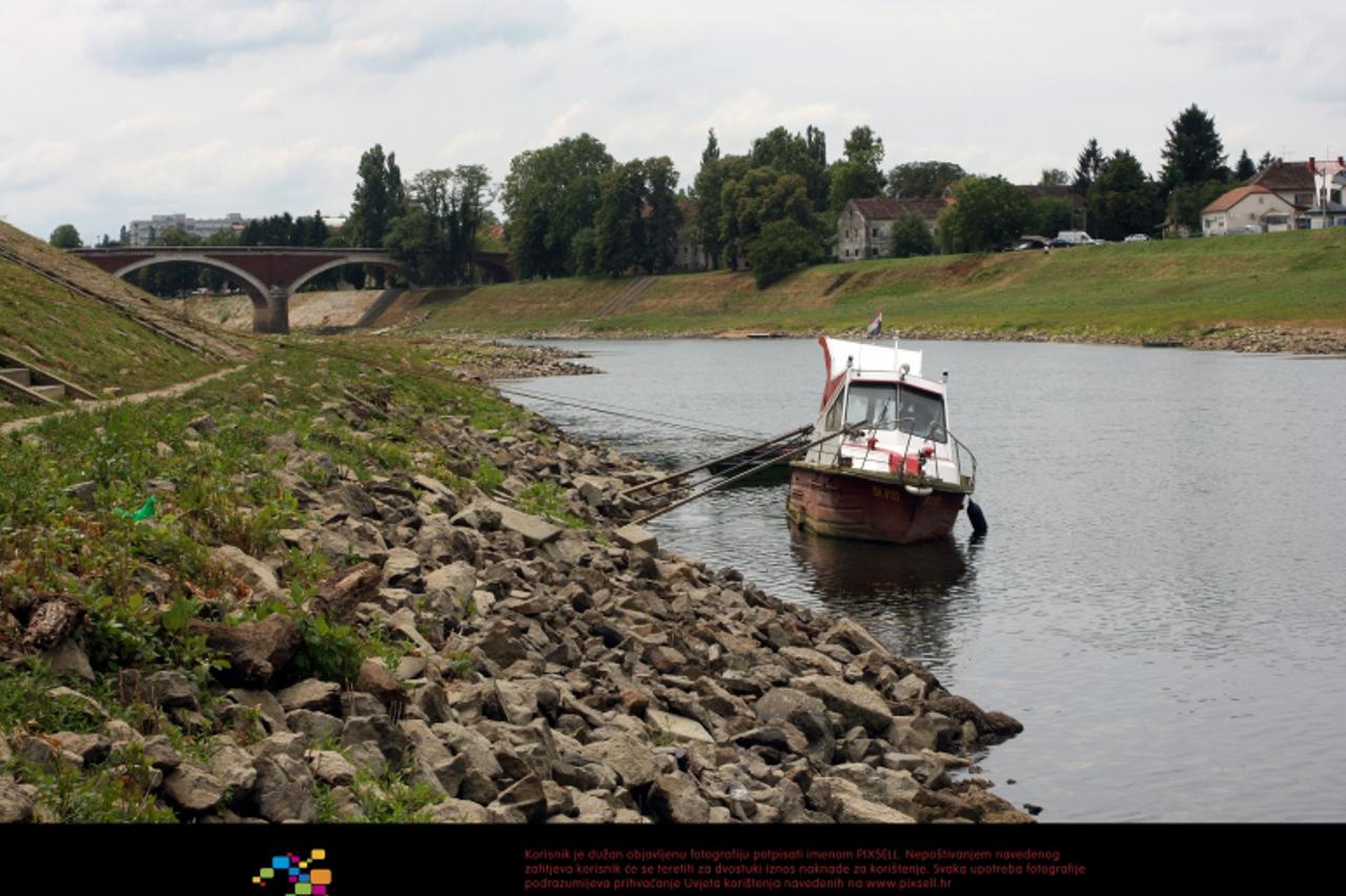 '23.07.2012., Sisak - Nizak vodostaj rijeke Kupe poceo je izazivati probleme u rijecnom prometu.  Photo: Edina Zuko/PIXSELL'