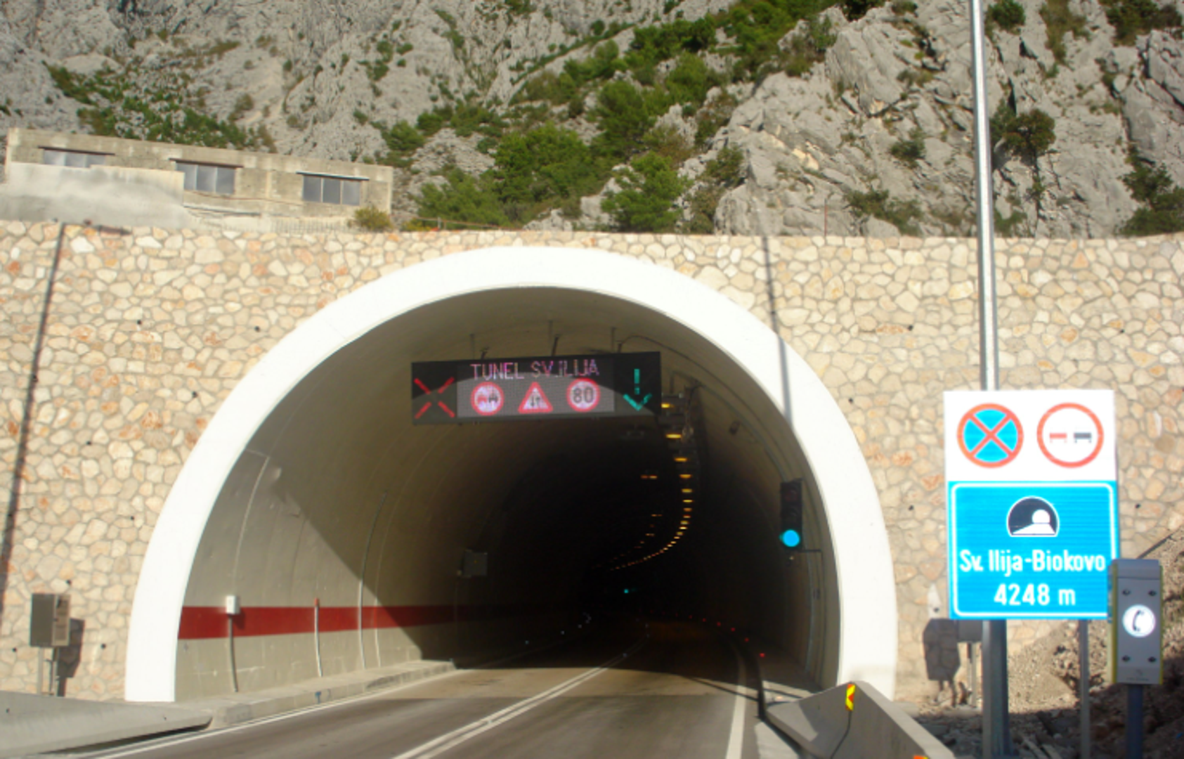 4. Tunel Sveti Ilija, 4.248 metara: Tunel Sveti Ilija, koji se proteže 4248 metara kroz planinski masiv Biokovo, povezuje priobalna i kopnena područja Splitsko-dalmatinske županije. To je četvrti najduži tunel u Hrvatskoj i prvi europski cestovni tunel u krškom masivu. Izgradnja je započela 2008. godine, a dovršena je u siječnju 2010. godine. Radove su izvele dvije tvrtke - Hidroelektra Niskogradnja iz Zagreba i Konstruktor iz Splita.