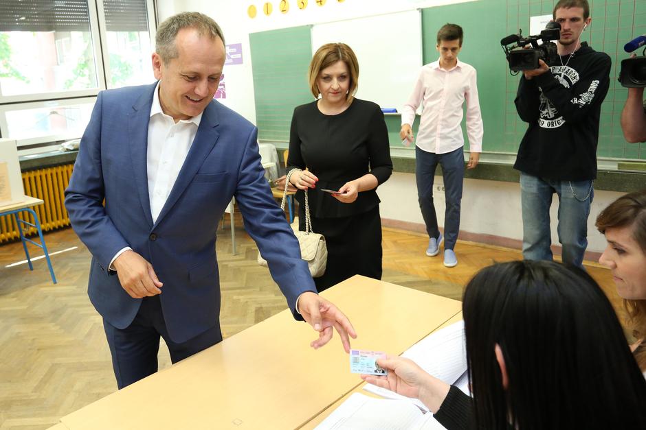 Zagreb: Kandidat za gradonačelnika Drago Prgomet glasovao u društvu supruge Sanje