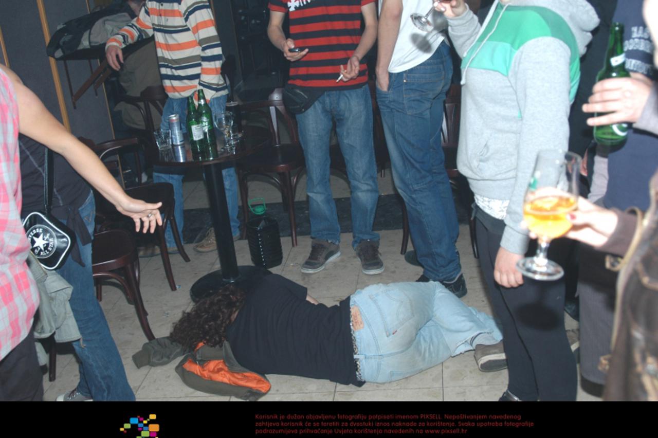 '08.05.2010., Bjelovar - Razuzdani izlasci mladih uslijed prekomjernog konzumiranja alkohola nerijetko zavrsavaju poput ovog mladica na fotografiji, koji je zalegao nasred prostora jednog nocnog kluba