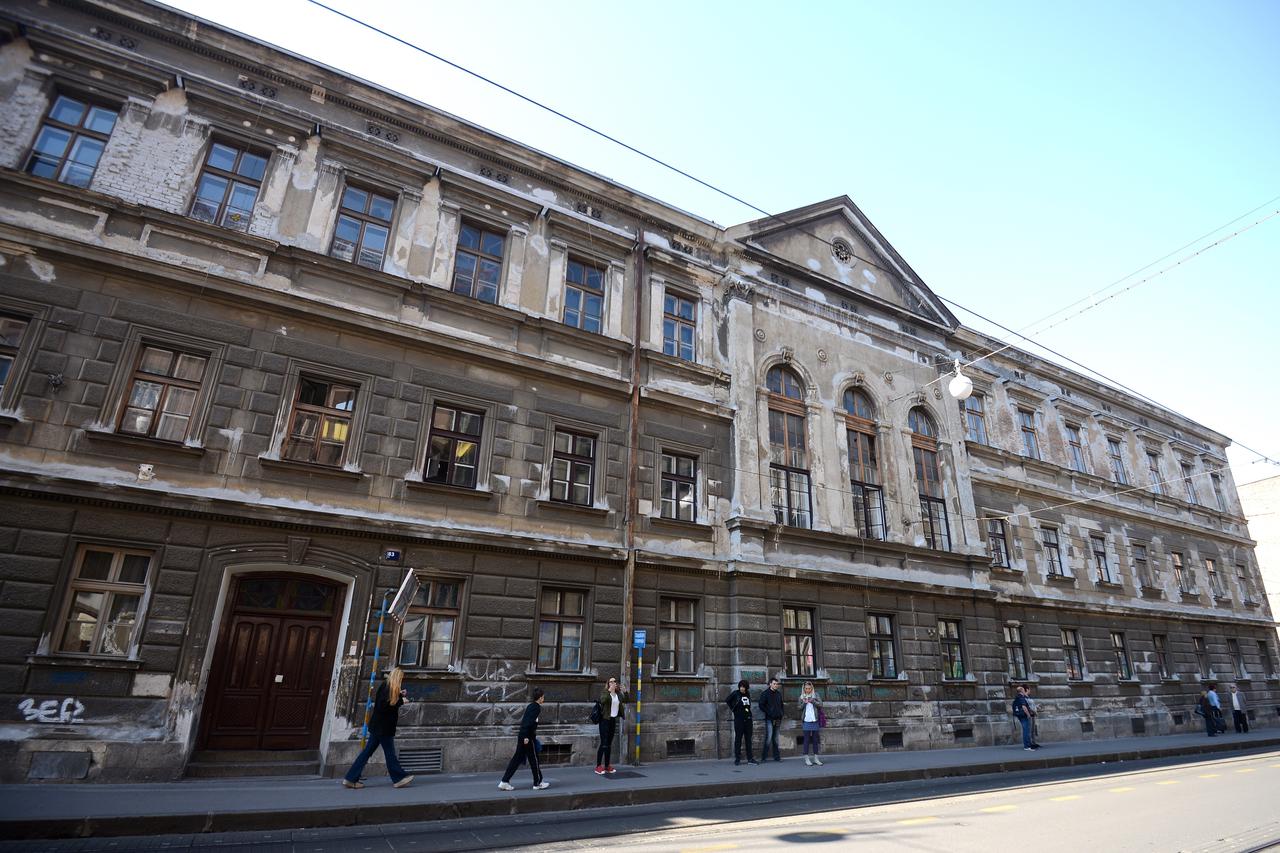 21.04.2016., Zagreb - Centar za rehabilitaciju na Ilici donedavno je imalo skelu zbog radova na fasadi te je zbog toga i stajaliste tramvaja bilo privremeno pomaknuto, nakon zavrsetka radova skela je uklonjena te se vidi kako se na fasadi samo krpale rupe