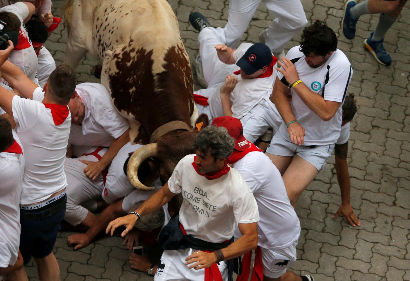 Pet osoba ozlijeđeno je u prvoj utrci s bikovima na glasovitom festivalu u španjolskom gradu Pamploni, javlja u nedjelju RTVE, citirajući predstavnika bolnice.
