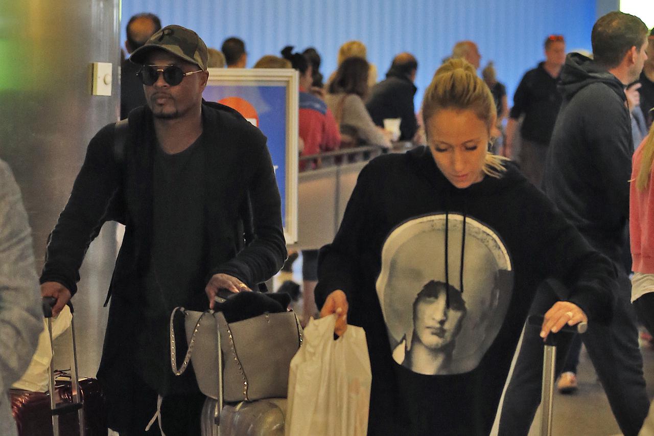 Exclusif - Patrice Evra et sa femme Sandra arrivent à l'aéroport de LAX à Los Angeles