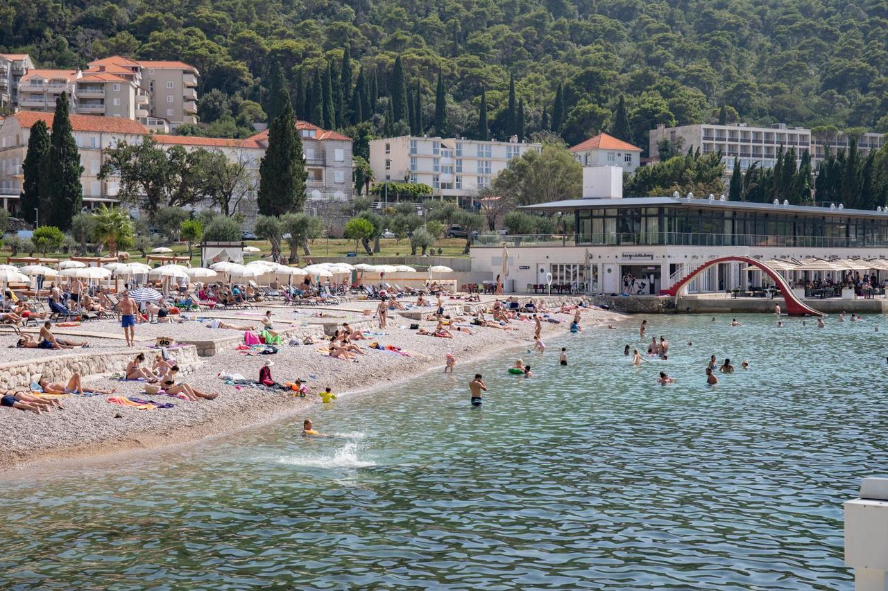 Dubrovnik: Plaža u uvali Lapad prepuna turista