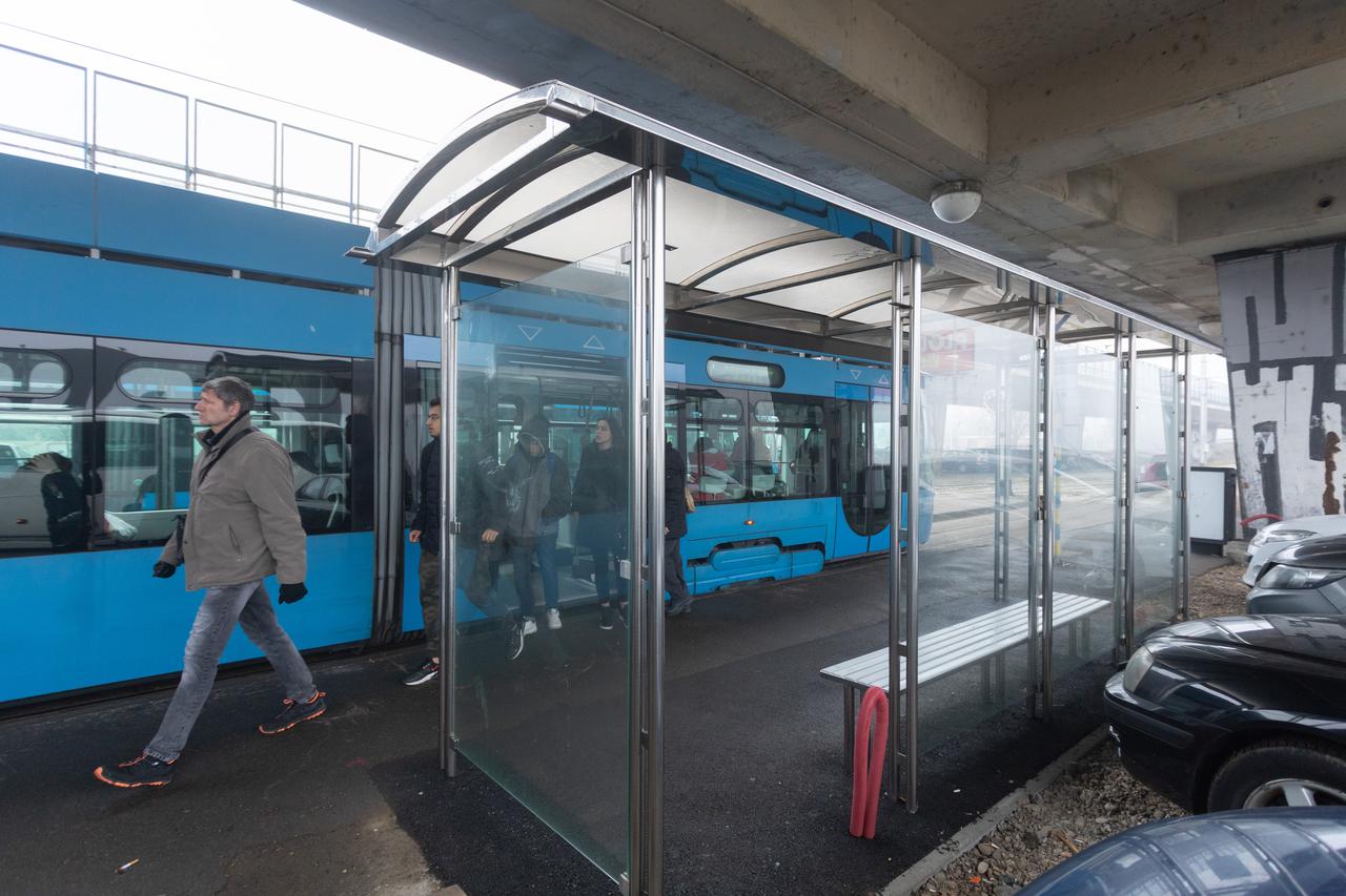 Zagreb: Nadstrešnica ispod nadvožnjaka na okretištu tramvaja u Zapruđu