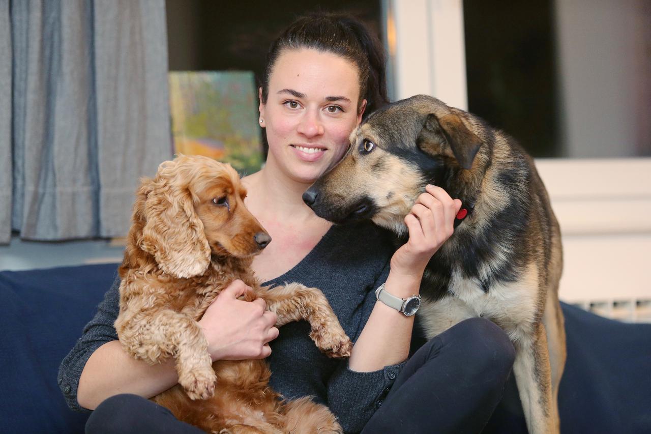 Maja Sertić s udomljenim psima koje je spasila iz azila u Puli