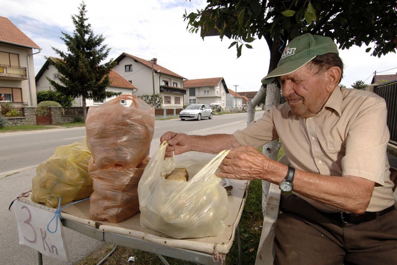'06.07.10., Mala Subotica/Palovec- Kilogram krumpira na ulici se proaje po 3 kn. Ivan Segovic sa svojim krumpirom. Photo: Vjeran Zganec Rogulja/PIXSELL'