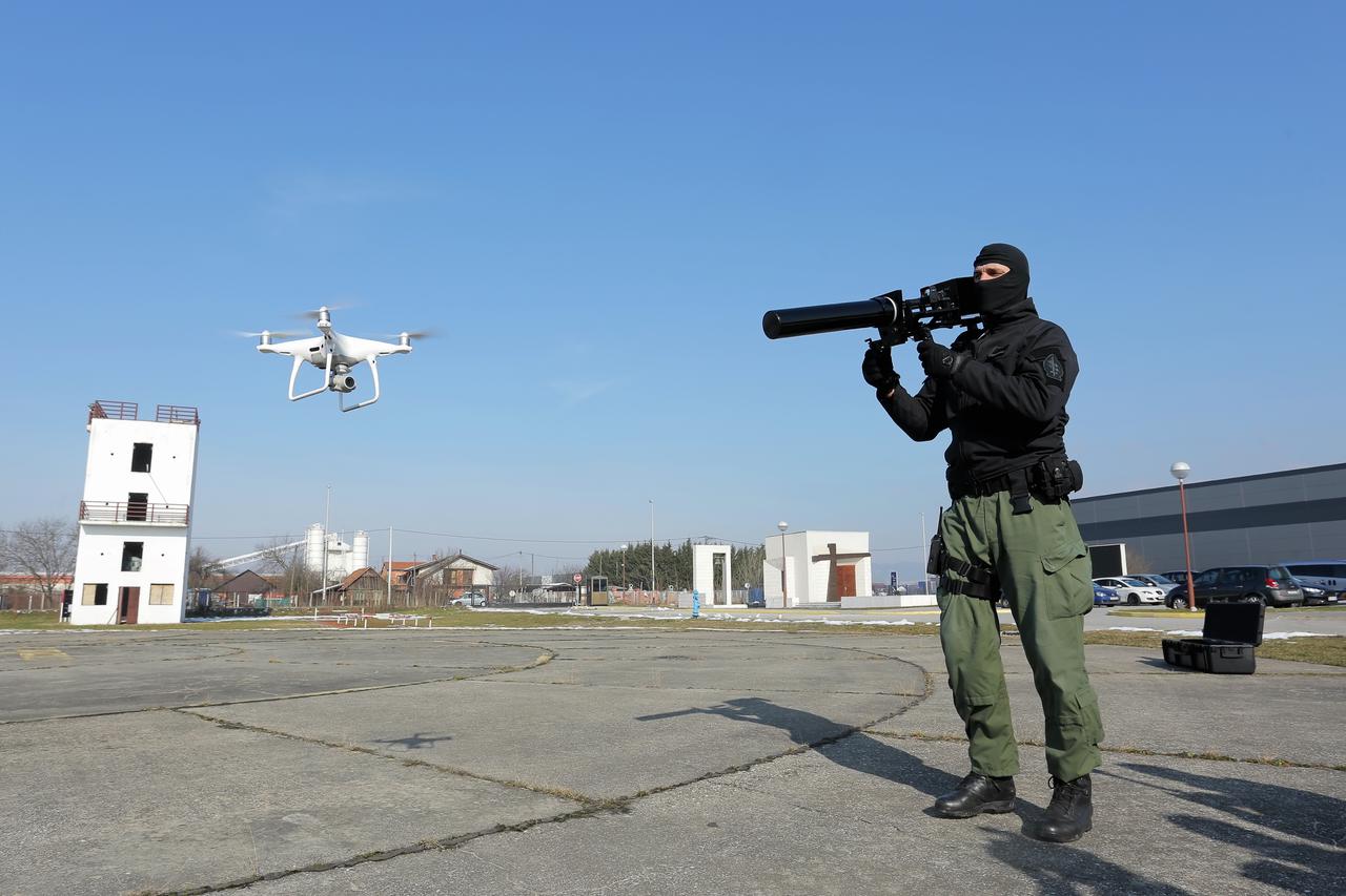 Demonstracija uklanjanja dronova puškom protiv bespilotnih letjelica u ATJ Lučko