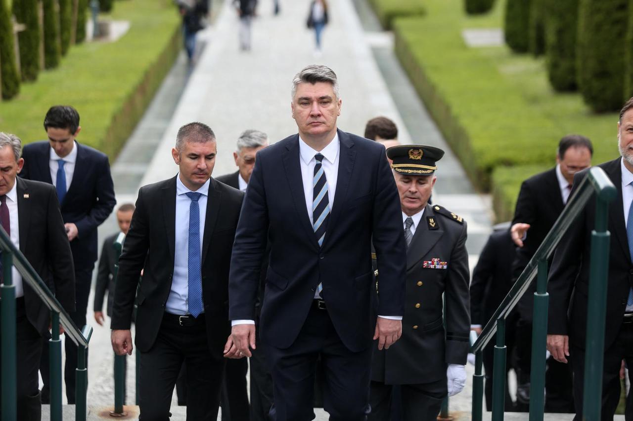 Zagreb: Državni vrh položio vijence na grobnici za neidentificirane žrtve iz Domovinskog rata