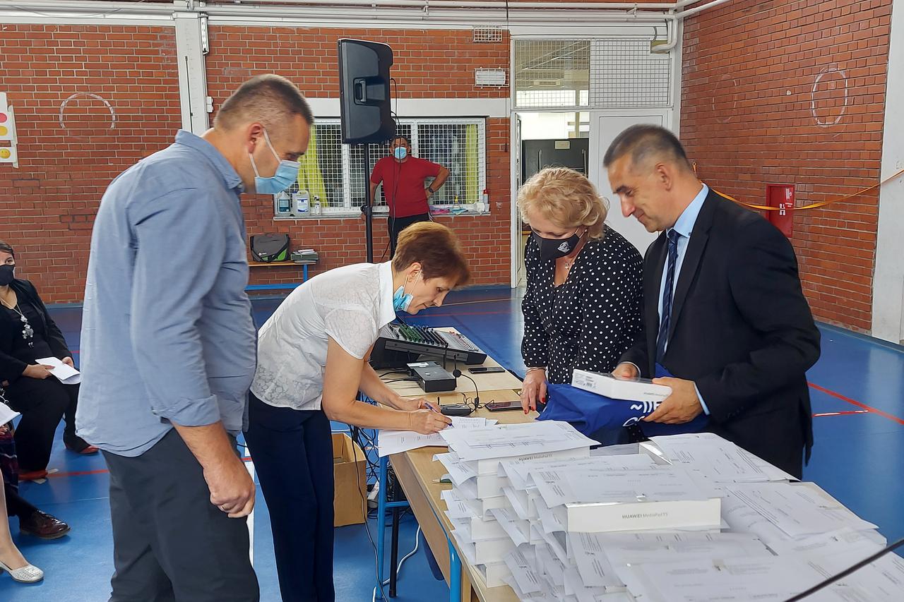 FINA darovala tablet uređaje učenicima prvih razreda Ekonomske škole Vukovar