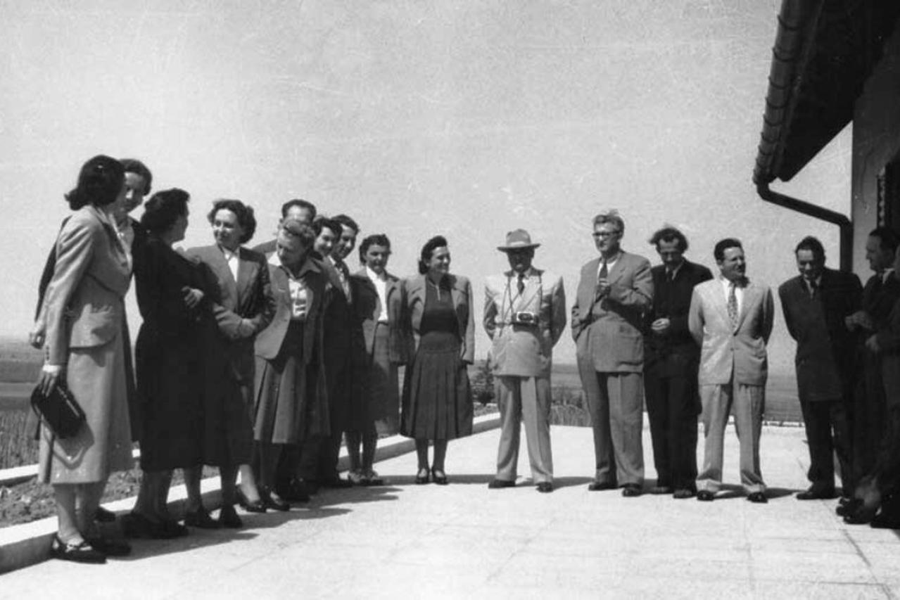Tito s Jovankom i gostima na „Dunavki“ pokraj Iloka, nakon njihova vjenčanja u travnju 1952.