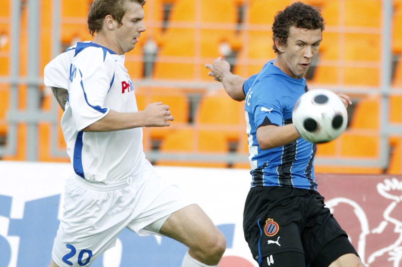 \'Brugge\'s Ivan Perisic (R) fights for the ball with Dinamo Minsk\'s Oleg Veretilo during their Europa League play-off second leg soccer match in Minsk August 26, 2010.  REUTERS/Vasily Fedosenko (BEL