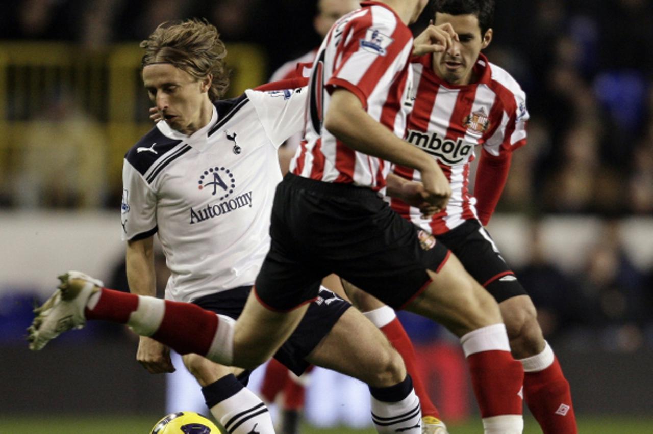 \'Tottenham Hotspurs\' Croatian player Luka Modric (L) controls the ball against Sunderland during their Premier League match at White Hart Lane in London on November 9, 2010. AFP PHOTO/IAN KINGTON --