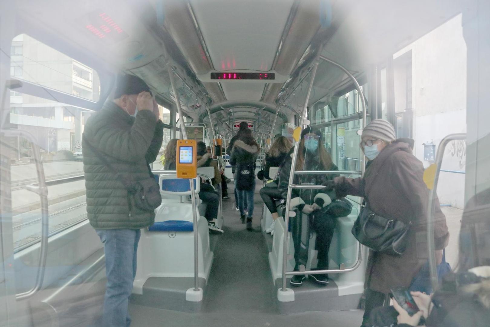 30.11.2020., Zagreb - Okretiste tramvaja Ljubljanica. Kako se provode nove mjere u ZET-ovim vozilima te kako se rijesavaju zahtjevi da popunjenost da ne smije prelaziti 40 posto, osobito u vrijeme jutarnje guzve. Photo: Sanjin Strukic/PIXSELL