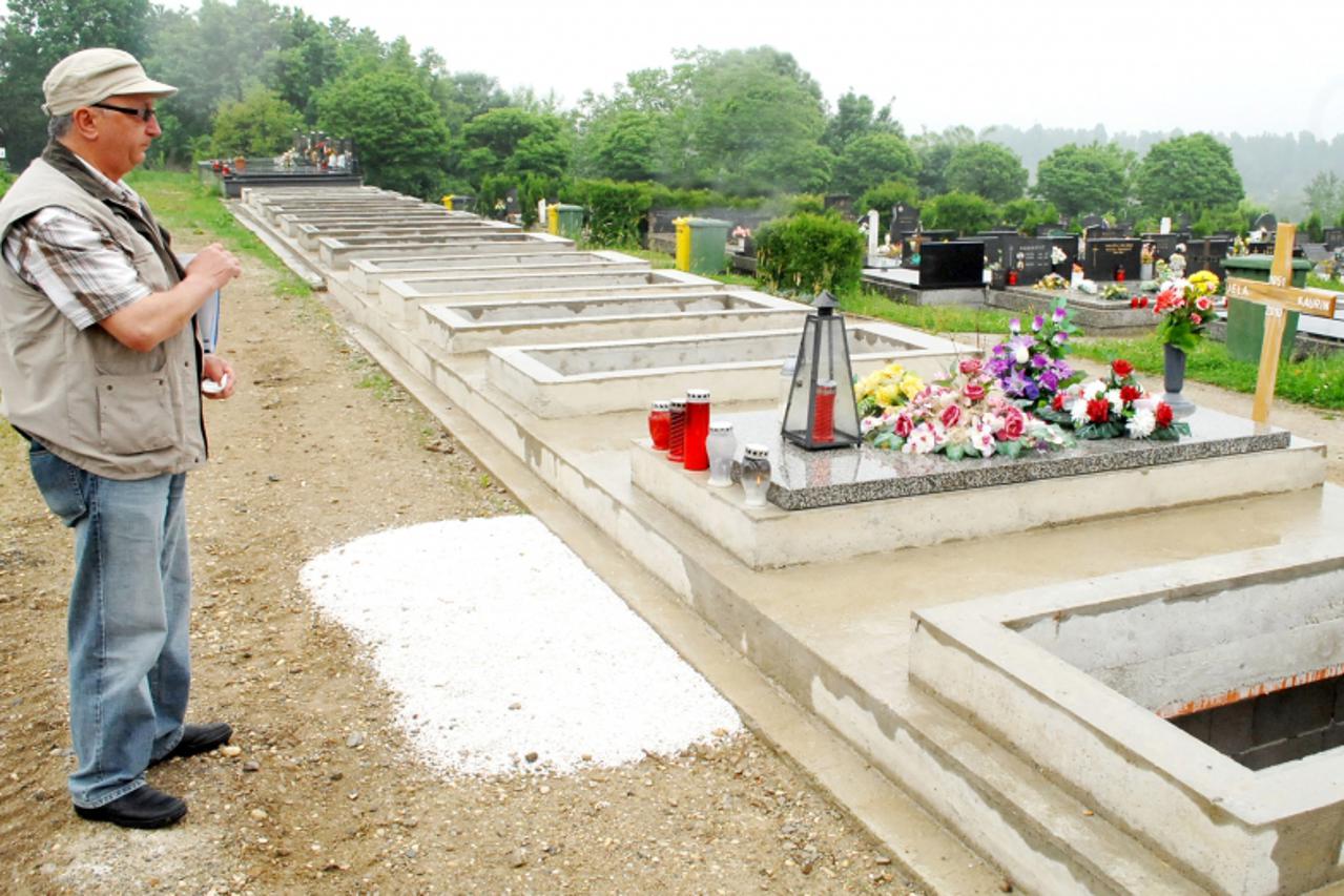 'sisak - 05.05.2010., Sisak - Mile Kaurin kraj groba supruge Jele na gradkom groblju Viktorovac. Photo:Nikola Cutuk/PIXSELL'