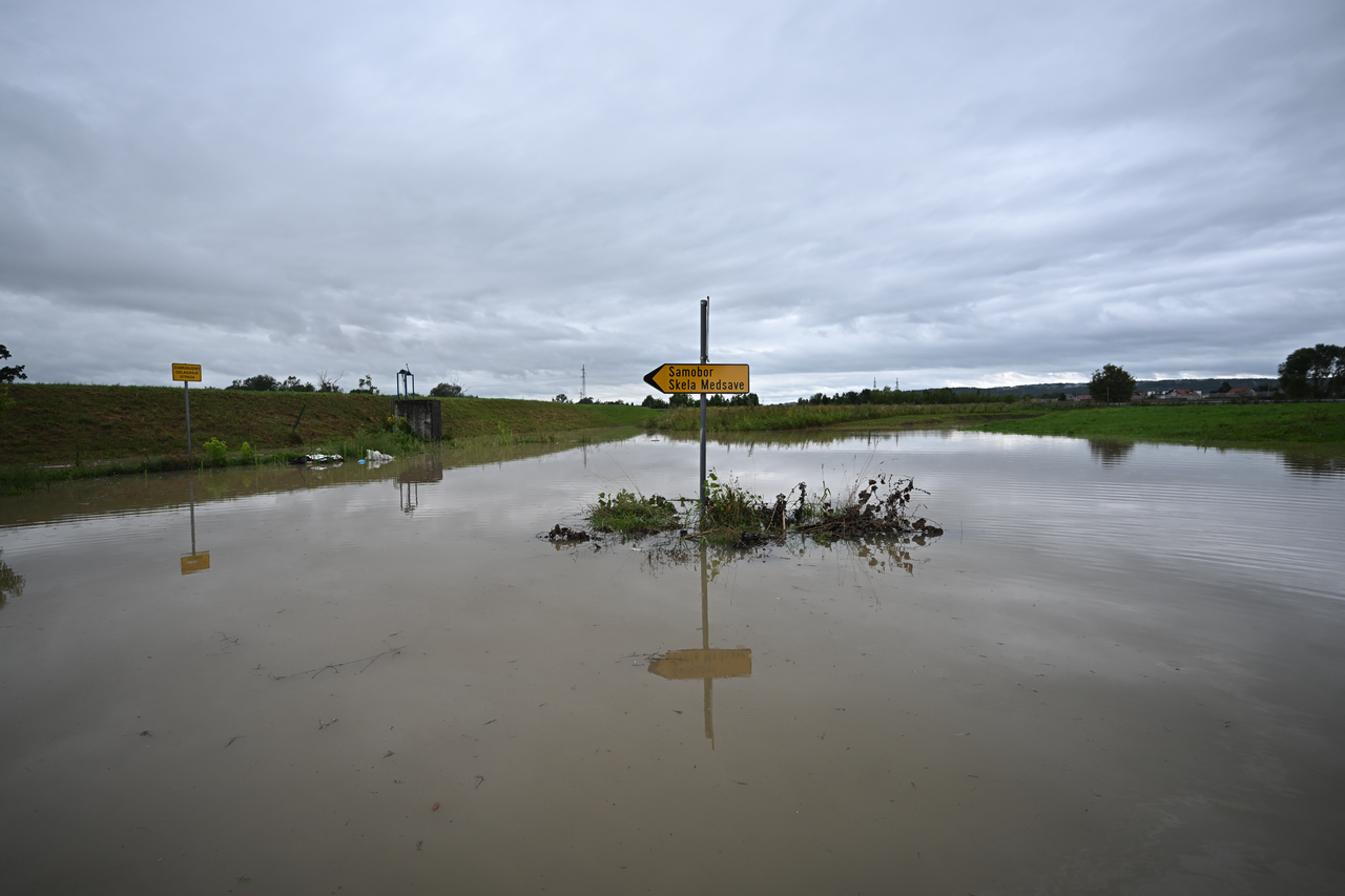 Zaprešić: Zbog poplave zatvorena je cesta prema skeli Medsave u Zaprešiću