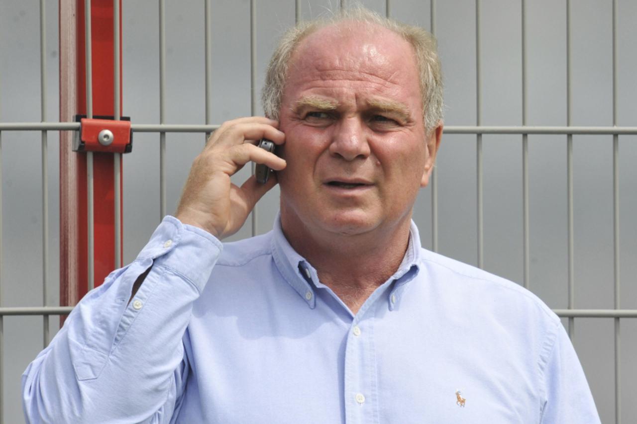 'Bayern Munich\'s manager Uli Hoeness speaks on the telephone during a training session, on July 3, 2009 in Munich. Bayern Munich\'s French midfielder Franck Ribery admitted he wants to leave the Bund