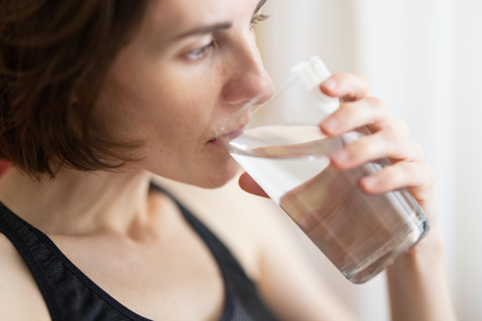 Pijte tekućine-
Voda prirodno ubrzava metabolizam pa tako, ako četiri puta dnevno popijete veliku čašu vode, ona će izbrisati oko sto kalorija. Još je korisnije ako je hladna voda – vaše tijelo mora raditi kako bi tu tekućinu dovelo do temperature tijela – metabolizam brže radi. Također, čaša vode prije jela napunit će vam želudac pa ćete samim time manje pojesti tijekom obroka.