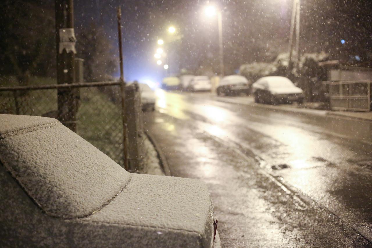 U Zagrebu je večeras ponovno pao snijeg