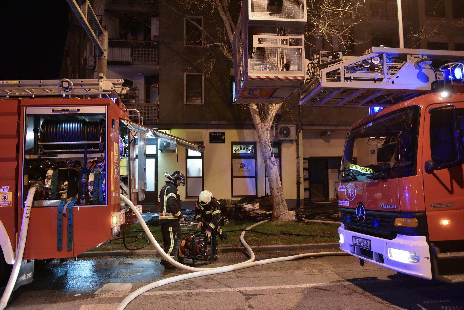 Više vatrogasnih vozila došlo je gasiti požar koji je izbio na drugom katu zgrade.